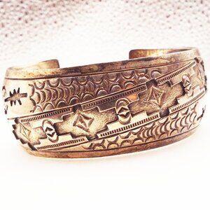 NAVAJO KEE NATAANI STERLING DEEPLY CARVED NATIVE SYMBOLS CUFF 46GR. BRACELET H